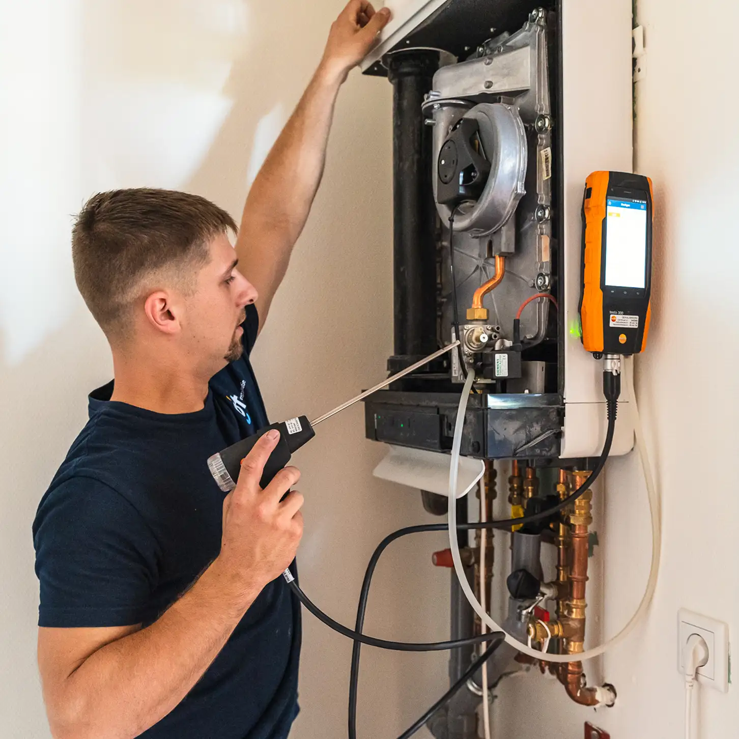 Installatiemonteur controleert en onderhoudt cv-ketel met meetapparatuur voor veilige en efficiënte verwarming.