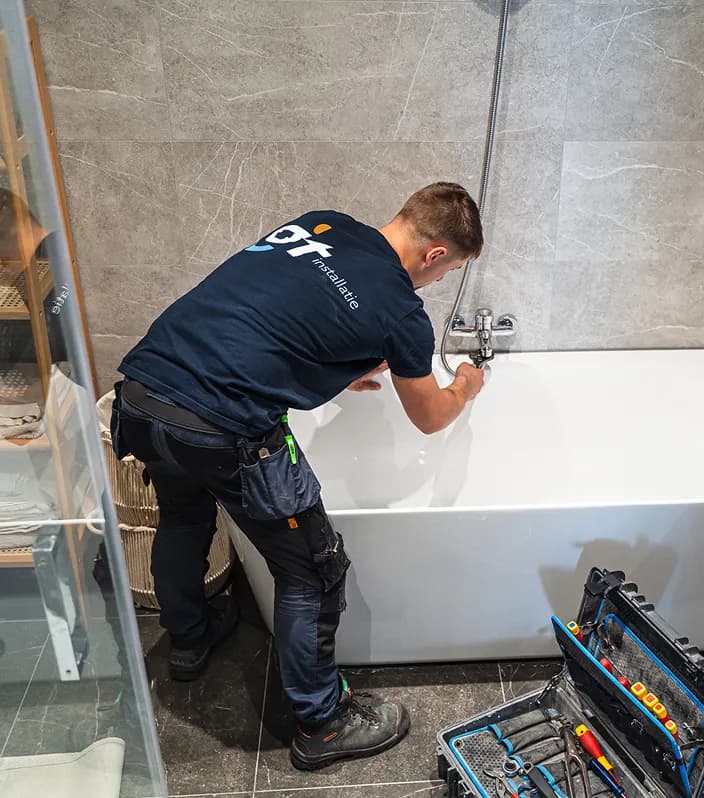 Een loodgieter in Venlo bezig met werkzaamheden