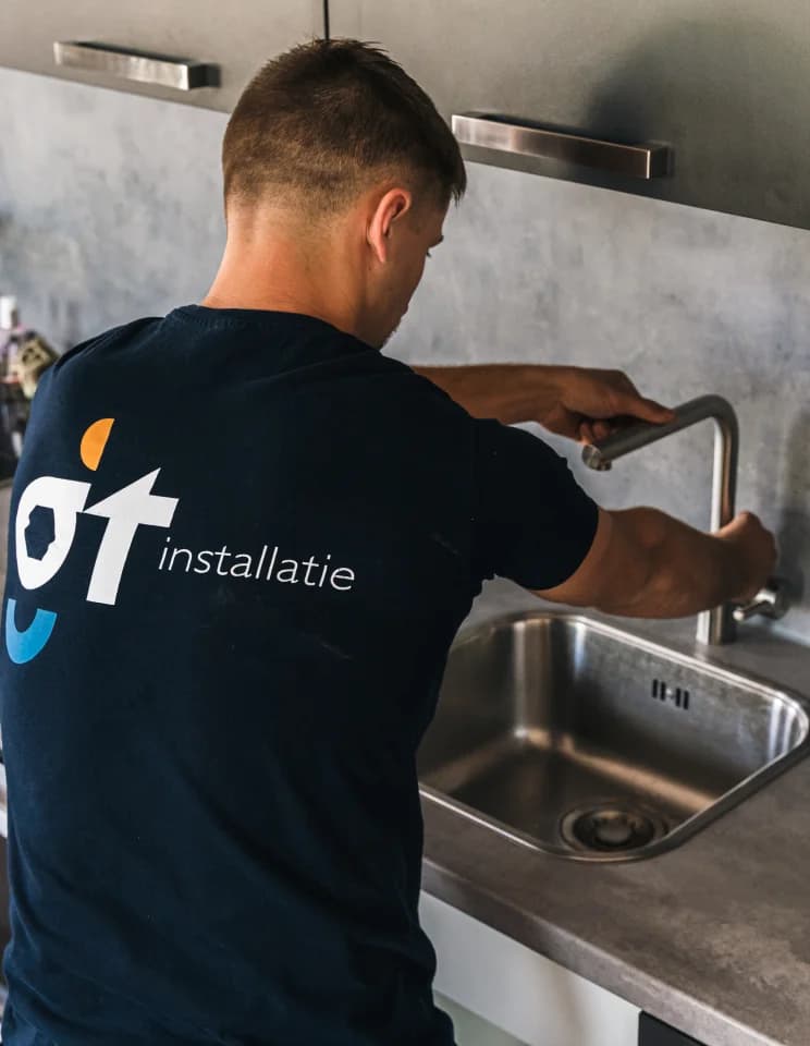 Installateur in Venlo bezig met werkzaamheden