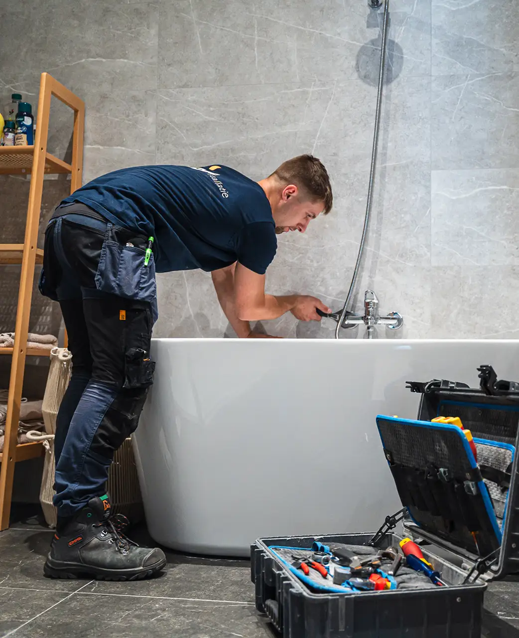 Een loodgieter in Horst bezig met het maken van een kraan